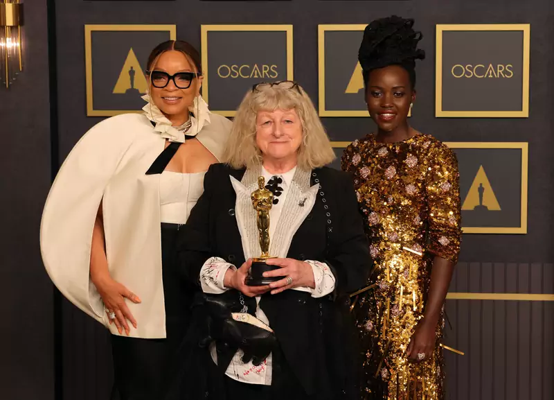 Jenny Beavan laureatka Oscara za kostiumy do filmu &quot;Cruella&quot;. Po lewej kostiumografka Ruth E. Carter, po prawej aktorka Lupita Nyong&#39;o Fot. David Livingston/Getty Images