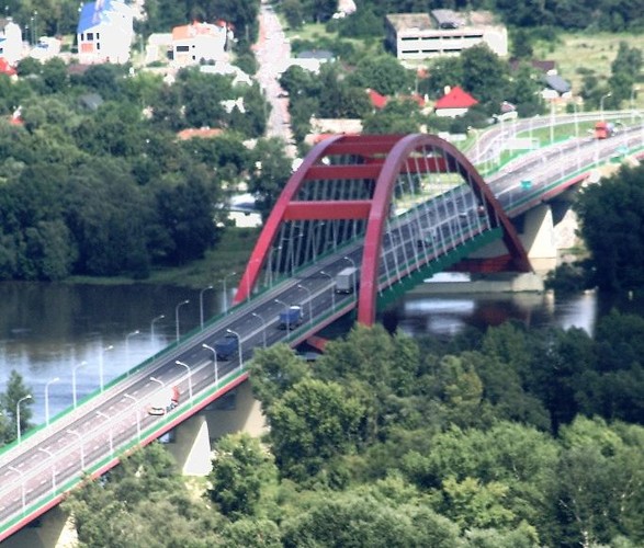 Most Jana Pawła II w Puławach. Cały most ma długość 1038 m, a rozpiętość najdłuższego przęsła  nurtowego wynosi 212 m. Ten stalowy most drogowy na Wiśle jest elementem I etapu budowy planowanej Północnej Obwodnicy Puław na drodze ekspresowej S12 z Radomia do Lublina. Realizacja inwestycji rozpoczęła się w 2006 roku,. Most został oddany do użytku w czerwcu 2008 roku. Koszt inwestycji współfinansowanej z Europejskiego Funduszu Rozwoju Regionalnego to 170 mln zł. Wykonawcą było konsorcjum firm  Przedsiębiorstwo Robót Mostowych Mosty – Łódź SA, Hermann Kirchner Bauunternehmung GmbH i Vistal Gdynia SA. autor fot.: Lukke, CC 3.0.