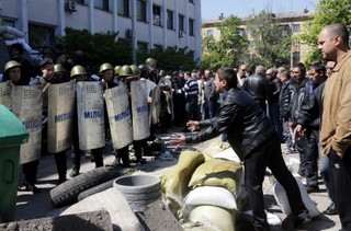 Wojsko zatrzymało wiozących karty do głosowania w jutrzejszym referendum. Były już wypełnione