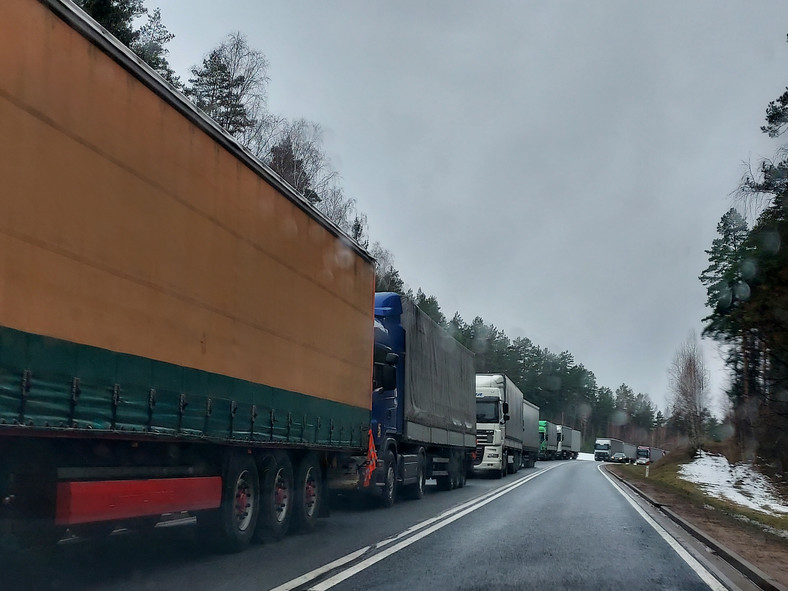 By wyjechać z Polski na Białoruś, kierowcy ciężarówek czekają w korku powyżej 30 km od granicy w Bobrownikach