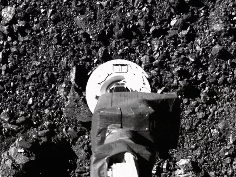 Tak wyglądał moment uderzenia sondy OSIRIS-REx w planetoidę Bennu 20 października 2020 r.. Siła uderzenia wyrzuciła materiał, który trafił do pojemnika. Teraz pojemnik wraca na Ziemię, gdzie będą badać go naukowcy.