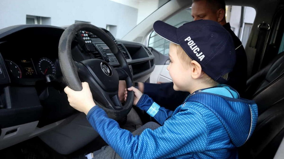 Dzień pełen wrażeń. 7-letni Fabian gościł na tyskiej komendzie