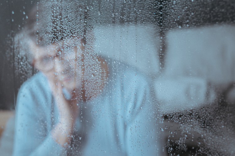 <b>Zasiłek opiekuńczy</b><br><br>

Na chore dziecko rodzice mogą z kolei otrzymać z ZUS zasiłek opiekuńczy. Przysługuje on, jeśli rodzic zrezygnował z pracy z powodu konieczności osobistego sprawowania opieki nad dzieckiem lub innym chorym członkiem rodziny. Masz chore dziecko? <br><br>

Zasiłek jest wypłacany w wysokości 80 proc. wynagrodzenia stanowiącego podstawę wymiaru zasiłku, czyli przeciętnego miesięcznego wynagrodzenia wypłaconego pracownikowi za okres 12 miesięcy poprzedzających miesiąc, w którym powstała konieczność zapewnienia opieki. Zasiłek opiekuńczy stanowi więc 80 proc. podstawy wymiaru zasiłku chorobowego, czyli w 2018 roku 1 553,22 zł