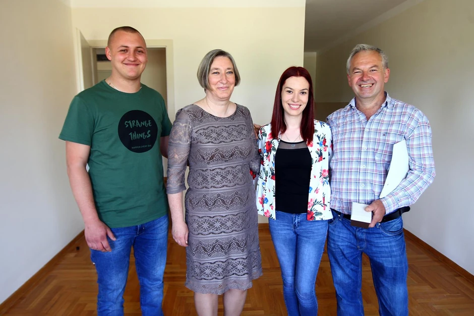 Katarina sa roditeljima i dečkom