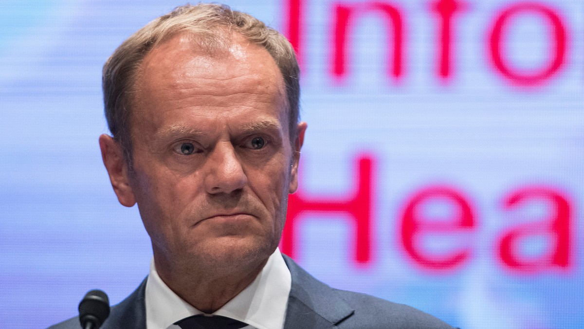 Szef Rady Europejskiej Donald Tusk odpowiedział dziś wieczorem na ostre przyjęcie w Wielkiej Brytanii rezultatu szczytu UE w Salzburgu ws. brexitu. Wskazał, że Londyn od tygodni wiedział, jakie jest stanowisko UE i że się ono nie zmieni.