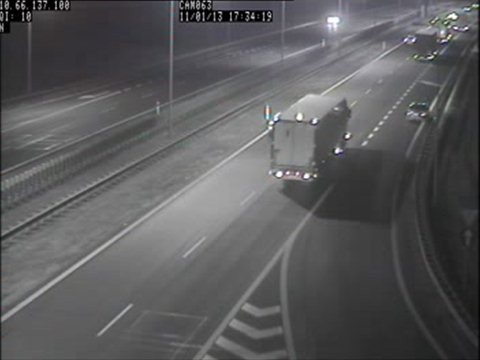 Samochód na awaryjnych na pasie włączenia na autostradzie A2