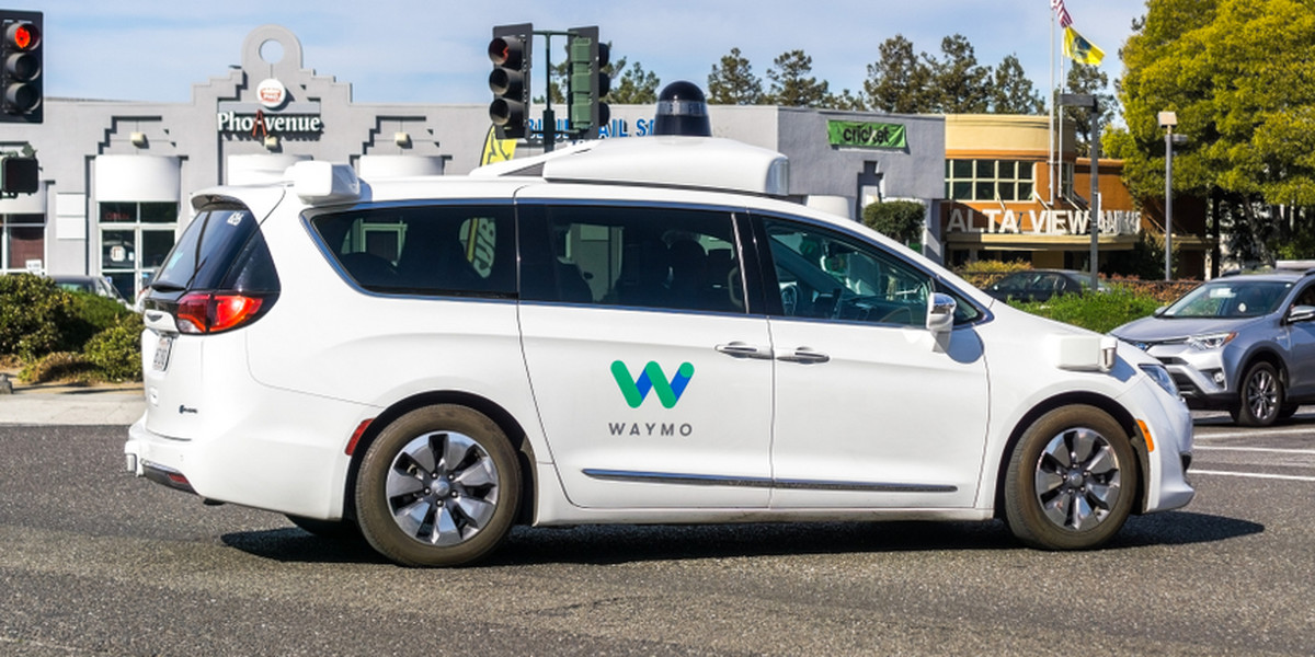 Od 2017 roku Waymo, firma należąca do Google’a, testuje w Arizonie technologię autonomicznej jazdy. W październiku dostała zezwolenie na prowadzenie testów w pełni autonomicznych samochodów na drogach publicznych Kalifornii