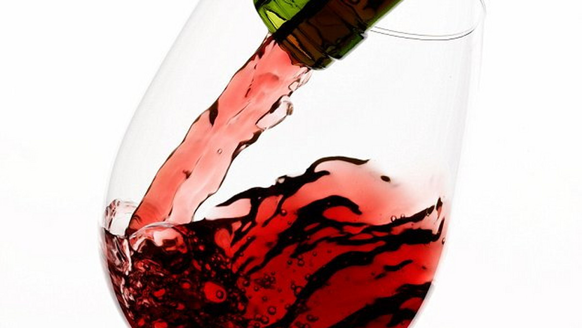 Większość z nas lubi napić się odrobinę czerwonego wina do obiadu albo kolacji. Zdania na temat właściwości tego trunku są podzielone. Ostatnie odkrycia naukowców dowodzą jednak, że napój pomaga pozbyć się zbędnych kilogramów.