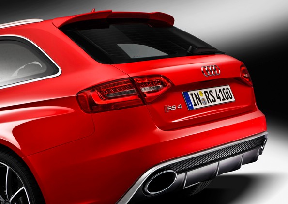 Pod karoserią pracuje napęd quattro, sportowe zawieszenie, które obniża auto o 20 mm