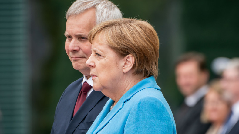 Angela Merkel ponownie miała atak drgawek. Tym razem doszło do tego podczas spotkania kanclerz Niemiec z premierem Finlandii Antti Rinnem w Berlinie. Rzecznik niemieckiego rządu poinformował, że Angela Merkel "ma się dobrze".