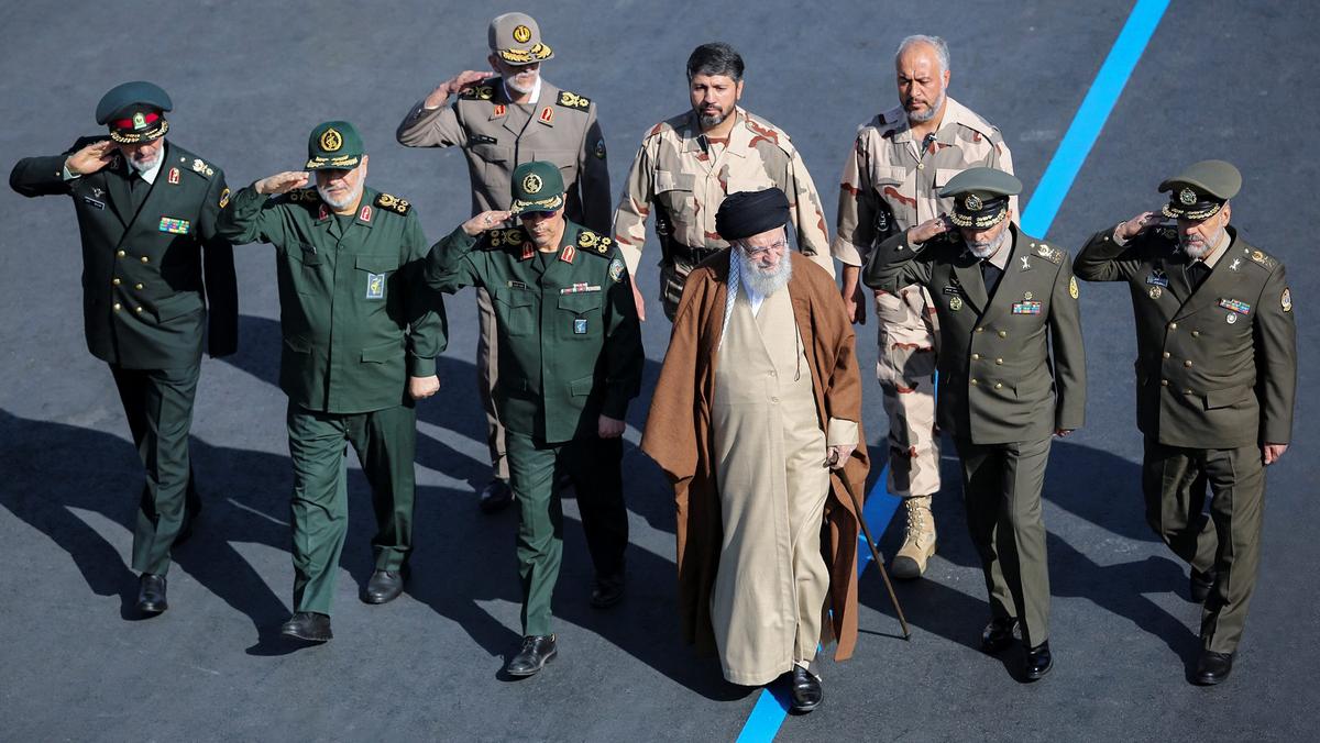 W środku Ajatollah Ali Chamenei