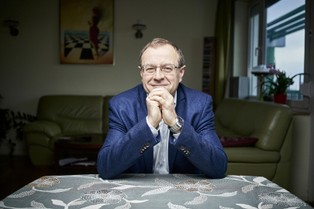 Zaginiony sztandar PZPR to detal. Gdzie się podziało 22 mln franków? [WYWIAD]