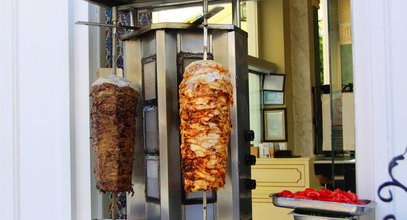 Austriak zmarł po zjedzeniu kebaba, prawie trzydziestu innych jest chorych. Przyczyną mięso z Polski?