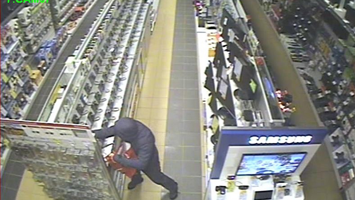 Poznańska policja szuka sprawcy włamania do sklepu ze sprzętem RTV i AGD. Aby dostać się do środka, mężczyzna wyłamał drzwi i kraty, wjeżdżając w nie fiatem cinquecento.