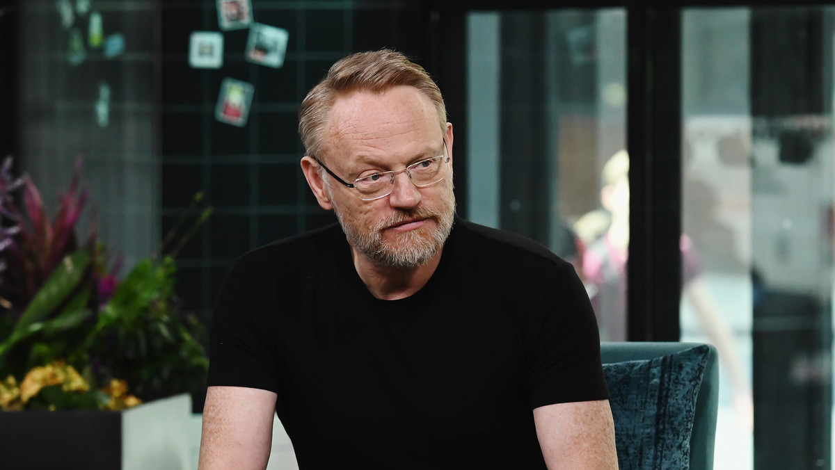 Jared Harris jak wielu brytyjskich aktorów, ma na koncie występy w Royal Shakespeare Theatre. Ma też na koncie wiele świetnych filmowych ról – m.in. jako Kapitan Mike w "Ciekawym przypadku Benjamina Buttona", profesor James Moriarty w "Sherlock Holmes. Gra cieni" czy Sanders w "Kryptonim U.N.C.L.E". Jednak większość występów, dzięki którym pięćdziesięciosiedmiolatek zyskał sławę i uznanie, to zasługa telewizji. Lane Pryce w "Mad Men", król Jerzy VI w "The Crown", Francis Crozier w "Terrorze". Do listy dołącza właśnie świetna rola w nowym, wstrząsającym serialu HBO "Czarnobyl", gdzie Harris wciela się w chemika Walerego Legasowa.