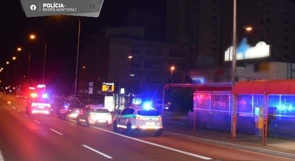 Chodec zomrel v Bratislave po zrážke s autom, šiel mimo priechodu.