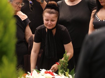 Nakon drame u Aleji velikana posle sahrane Olivere Katarine, Mala Cana je sve zbunila postupkom: Prvi put nije uradila isto što i nakon svakog odlaska na grob Andrije Bajića
