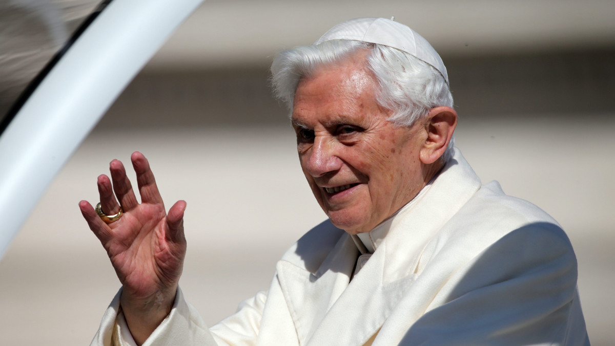 W Watykanie rozpoczęło się przed południem ostatnie spotkanie ustępującego z urzędu papieża Benedykta XVI ze wszystkimi kardynałami obecnymi w Rzymie. Są wśród nich dostojnicy z Kurii Rzymskiej, z całego świata, zarówno elektorzy, jak i seniorzy. - Z wielką radością obejmuję was i każdego z was serdecznie pozdrawiam - powiedział Benedykt XVI zwracając się do kardynałów.
