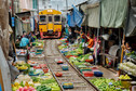 Niezwykłe "kolejowe" targowisko w Maeklong