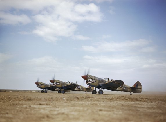 Myśliwce Curtiss Kittyhawk Mark III z malowaniem charakterystycznym dla 112. Eskadry RAF (Tunezja, domena publiczna).