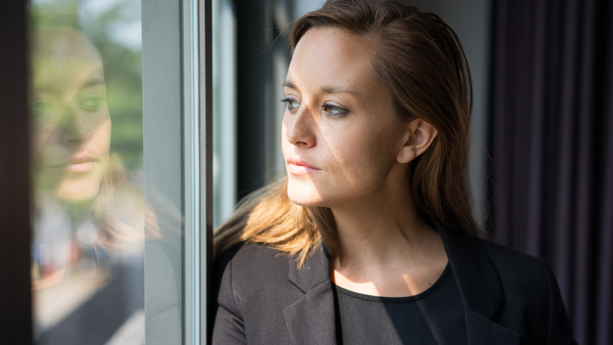 Są osobami młodymi, przed 30-tką, stoją u progu dorosłego życia – studiują bądź już pracują. Nagle świat wokół nich się zmienia, słyszą głosy i mają urojenia. Trafiają do lekarza psychiatry, który stawia rozpoznanie schizofrenii. Otrzymują receptę na leki, które muszą przyjmować każdego dnia. Początkowo stosują się do zaleceń lekarza, z czasem jednak zapominają o jednej dawce leku, potem o kolejnej, a widząc u siebie poprawę, myślą: przecież jestem już zdrowy. 