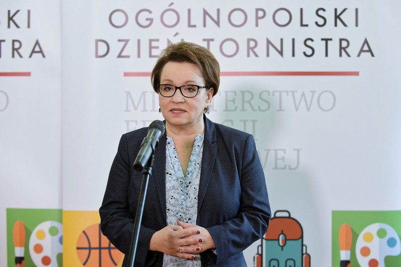 Minister edukacji narodowej Anna Zalewska podczas konferencji prasowej, po lekcji nt. profilaktyki zdrowotnej, która odbyła się w ramach Ogólnopolskiego Dnia Tornistra.