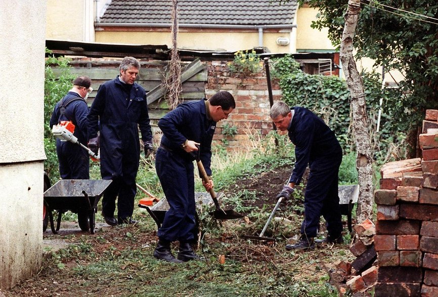 Policjanci przekopują ogródek domu Freda i Rosemary w Gloucester gdzie odnaleziono szczątki zamordowanych