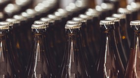 Szklane butelki jednak poza systemem kaucyjnym. Sejm zdecydował o losach rynkowych systemów zbiórki