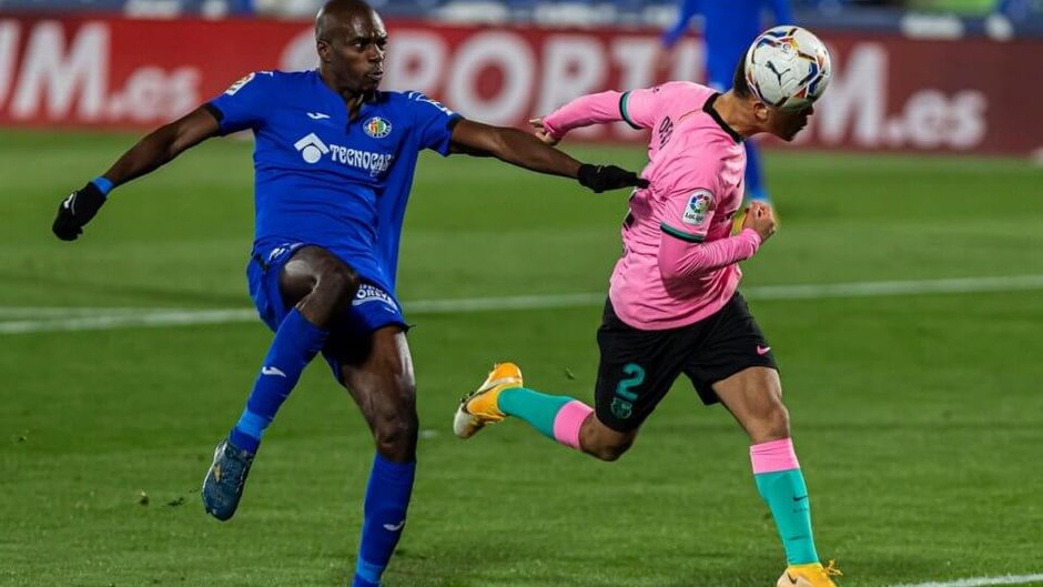 Allan Nyom (Getafe) w walce z Sergino Destem (Barcelona)