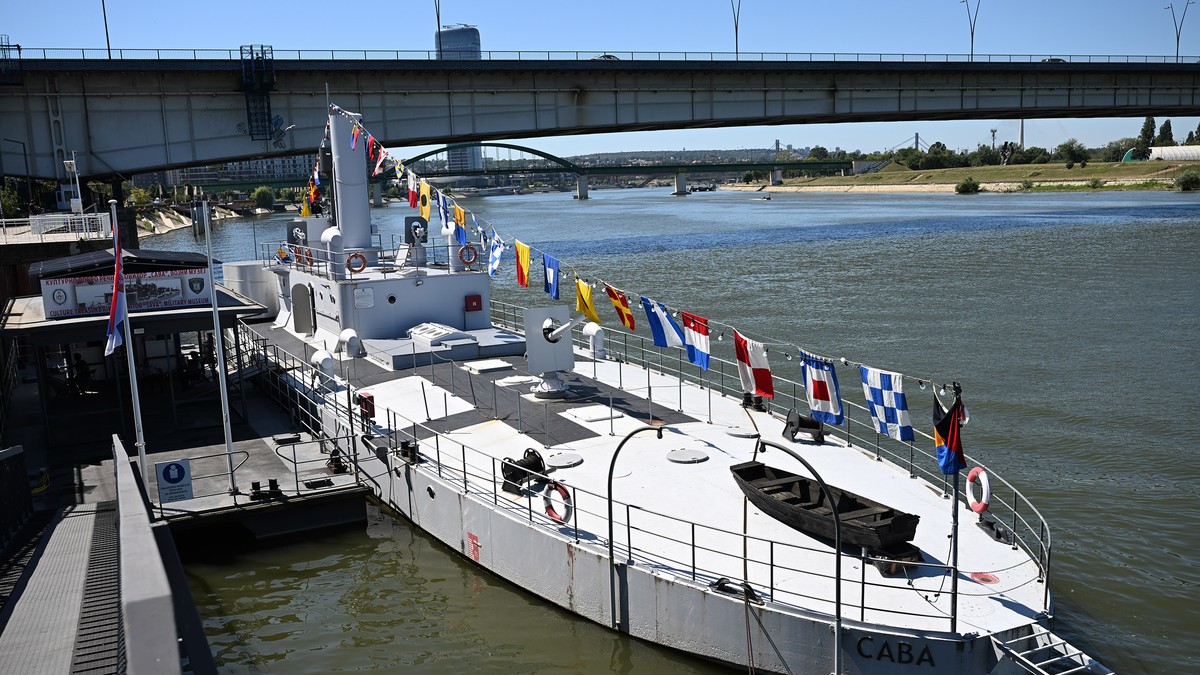 Brod "Sava", usidren kod Brankovog mosta