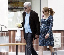 Żona znanego prezentera pokazała brzuszek!