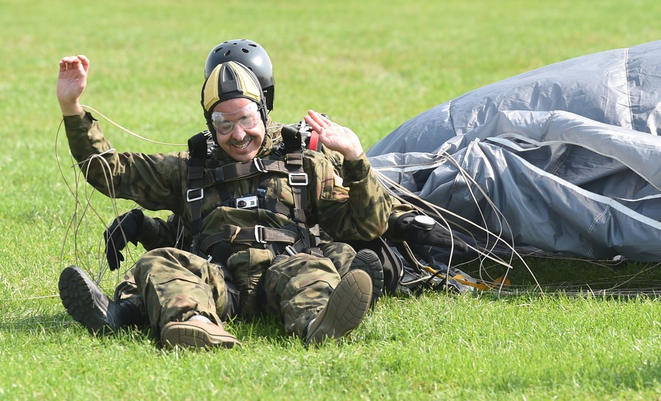 POBIEDNIK WIELKI AMBASADOR MULL SKOK ZE SPADOCHRONEM (Stephen Mull)