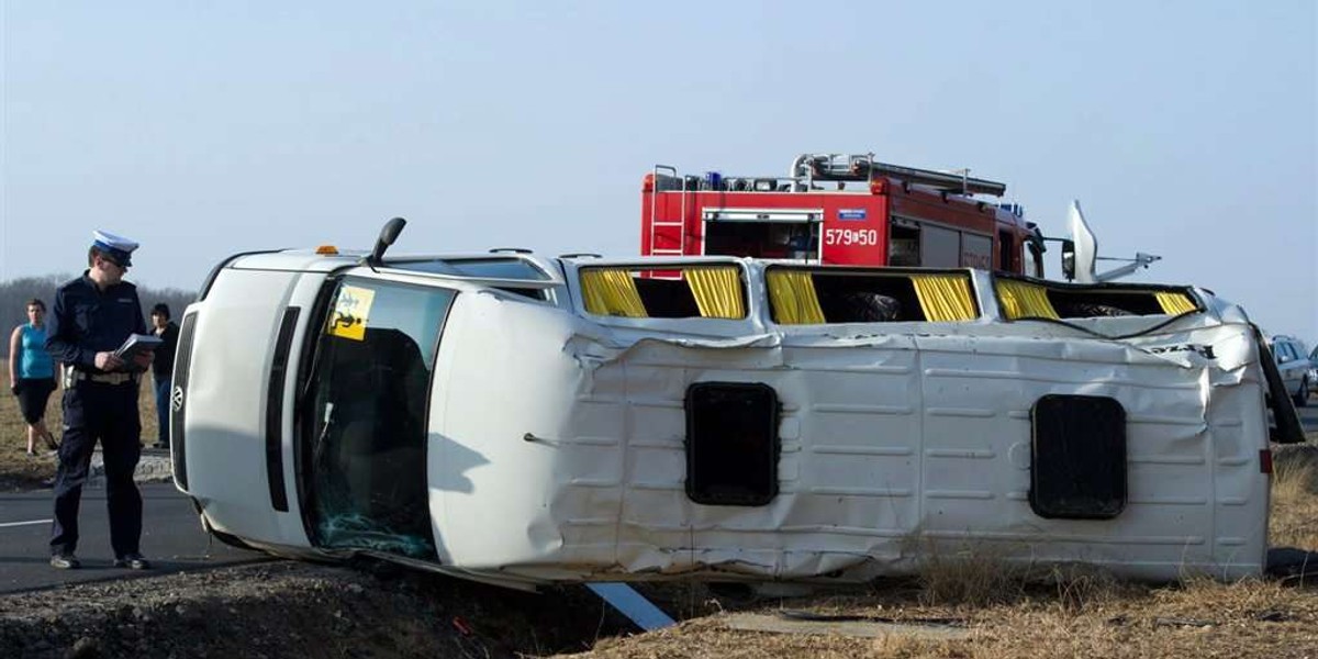 Wypadek autokaru z młodzieżą. 16 rannych