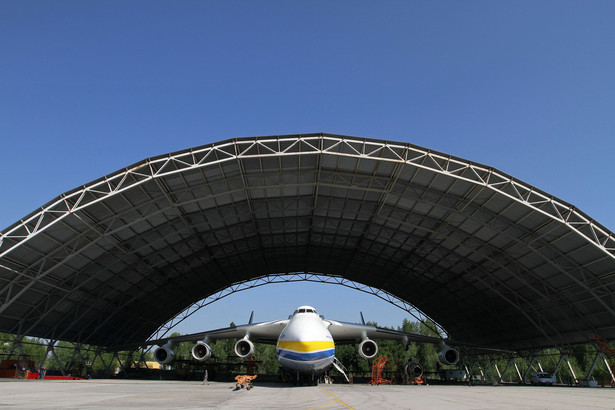 Antonow An-225 Mrija, największy na świecie samolot, stoi w specjalnym hangarze na lotnisku Gostomel niedaleko Kijowa