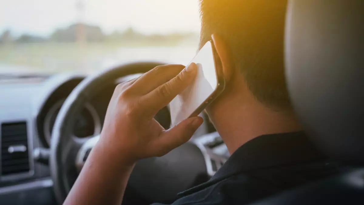Telefon podczas jazdy – zdjęcie ilustracyjne