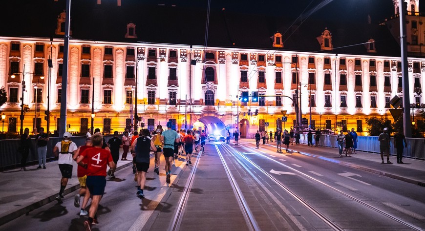 12. Tarczyński Nocny Wrocław Półmaraton znów przebiegnie przy magicznie oświetlonym Uniwersytecie Wrocławskim.  