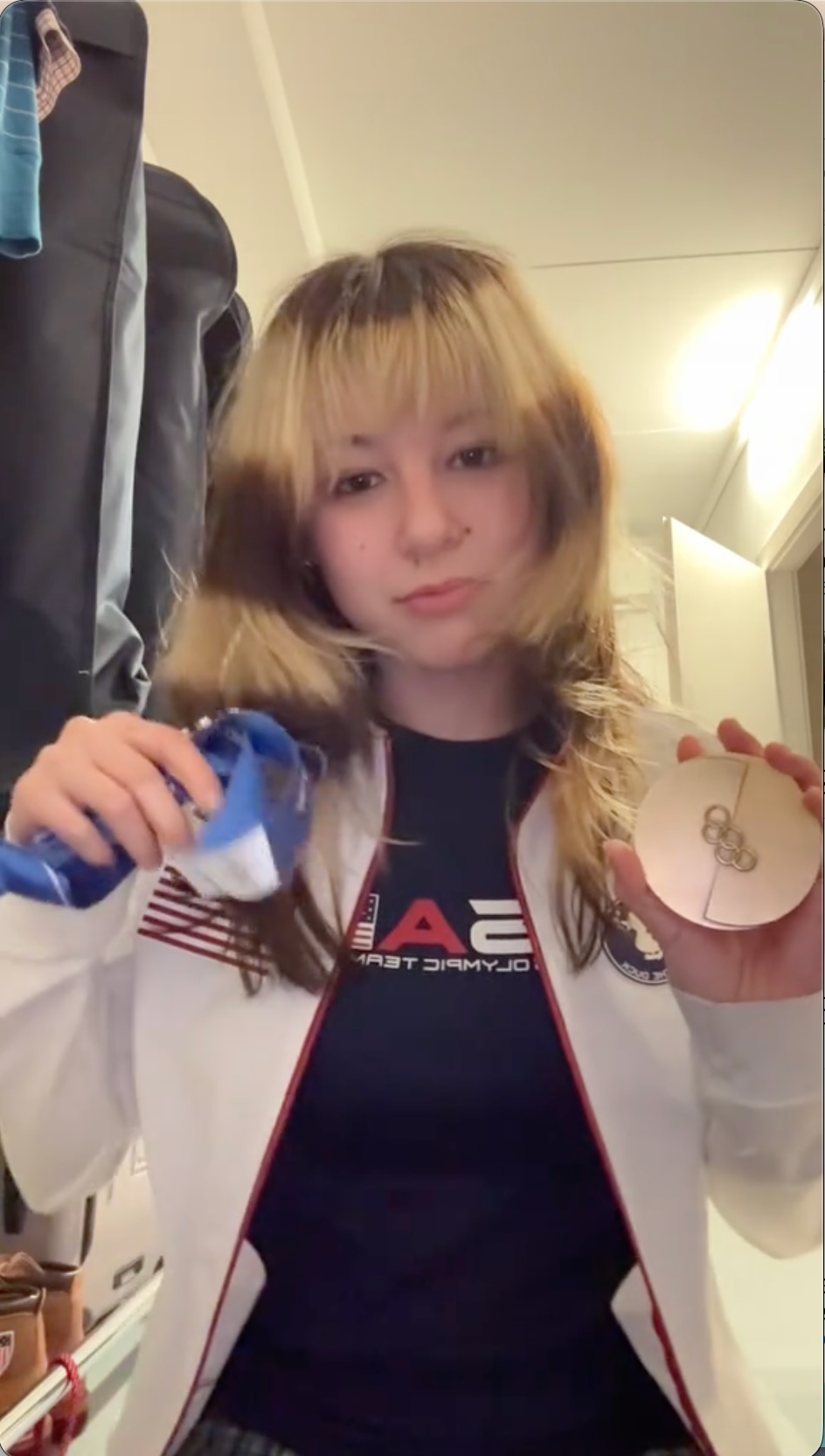 Americká krasokorčuliarka Alysa Liu ukázala rozpadnutú medailu, ktorú vyhrala na ZOH 2026.