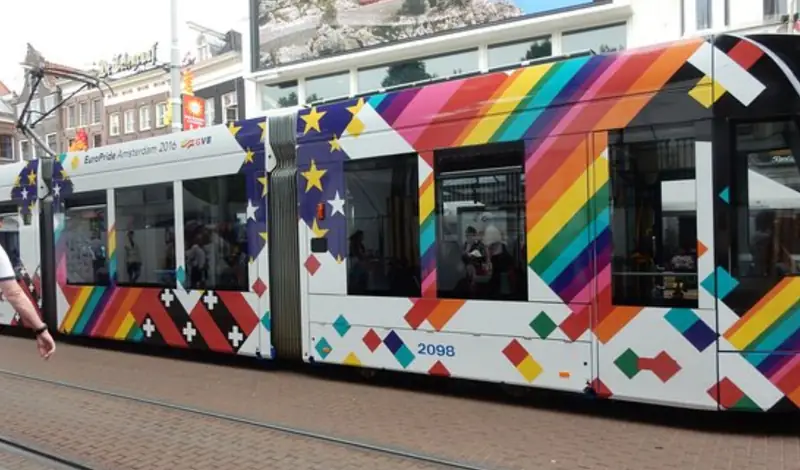 Holenderski tramwaj pomalowany z okazji Pride Week w Amsterdamie