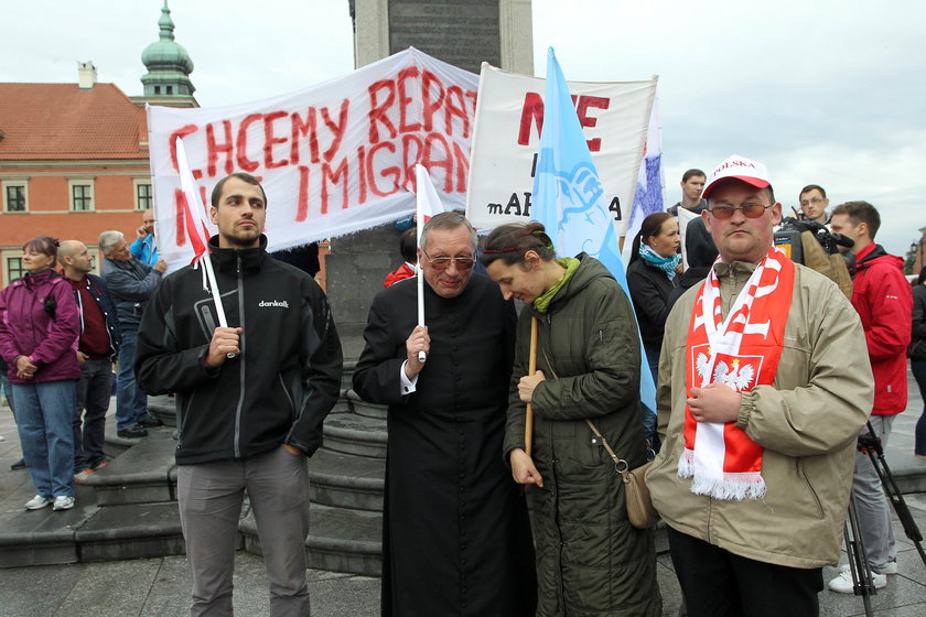 Około 500 osób przyszło na plac Zamkowy. Manifestują przeciwko imigrantom