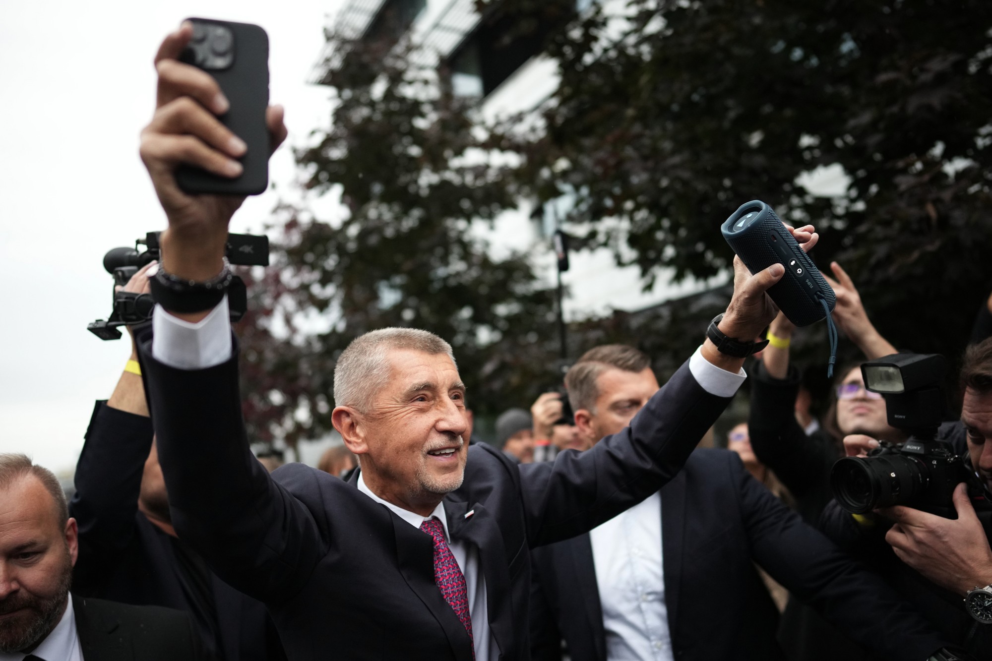 Český expremiér a predseda opozičného hnutia ANO Andrej Babiš ukazuje víťazné gesto počas príchodu do volebného štábu ANO po druhom dni volieb do Poslaneckej snemovne Parlamentu ČR v Prahe.