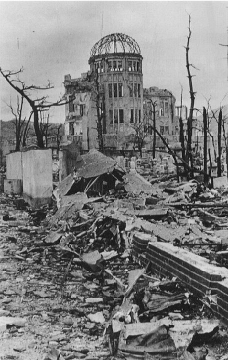 Kopuła Genbaku pośród zniszczeń w październiku 1945 r. Fot. Shigeo Hayashi, Public domain, via Wikimedia Commons