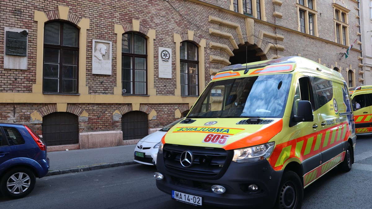 Fenyegették és ki akarták rúgatni a magyar mentőst: végül dicséretet kapott