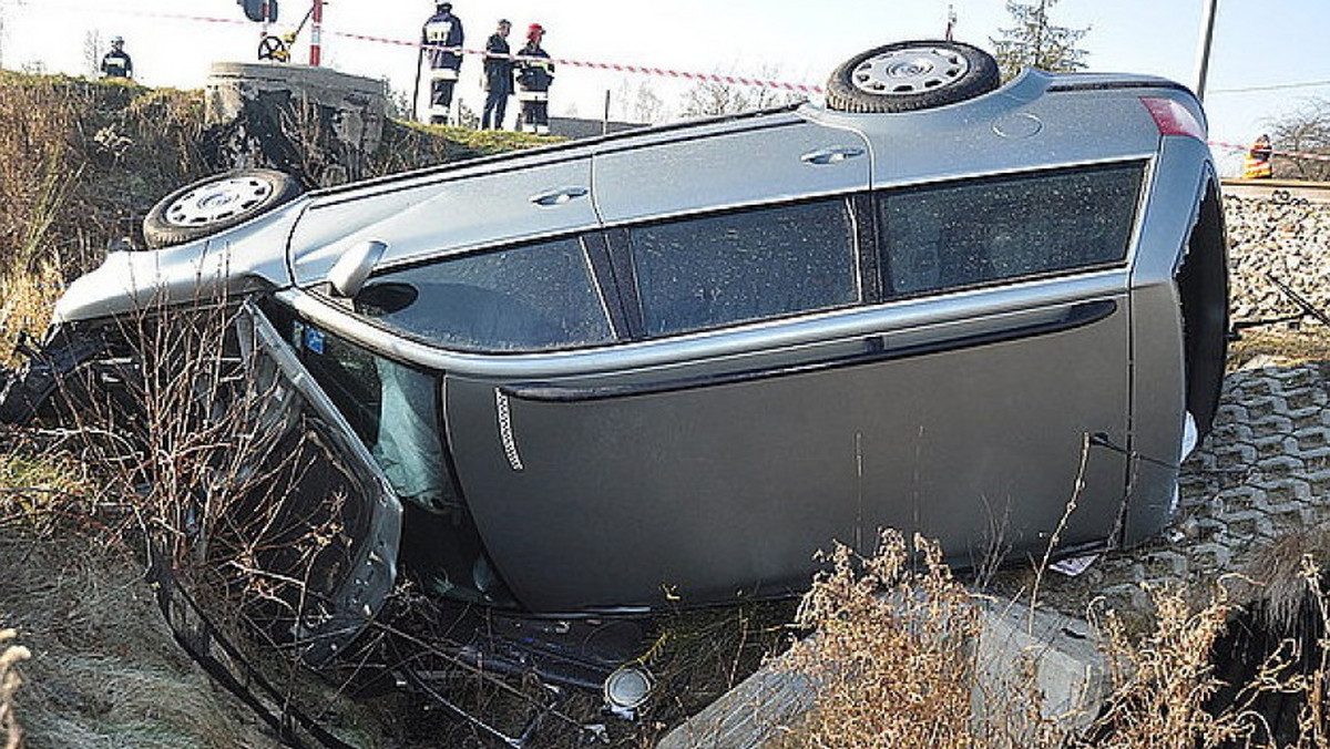 Do zdarzenia doszło 7.30 na niestrzeżonym przejeździe kolejowym w Cmolasie. Pracujący na miejscu policjanci ustalili, że kierujący samochodem osobowym marki Volkswagen zbliżając się do przejazdu kolejowego prawdopodobnie nie zauważył nadjeżdżającego podciągu.