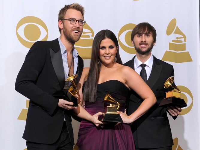 Charles Kelley, Hillary Scott i Dave Haywood, czyli grupa Lady Antebellum z Grammy za najlepszy album country – 'Own The Night'