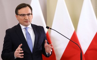 Areszty wydobywcze, pokazowe zatrzymania i dziwne zbiegi okoliczności. Szeryf Ziobro wrócił do gry