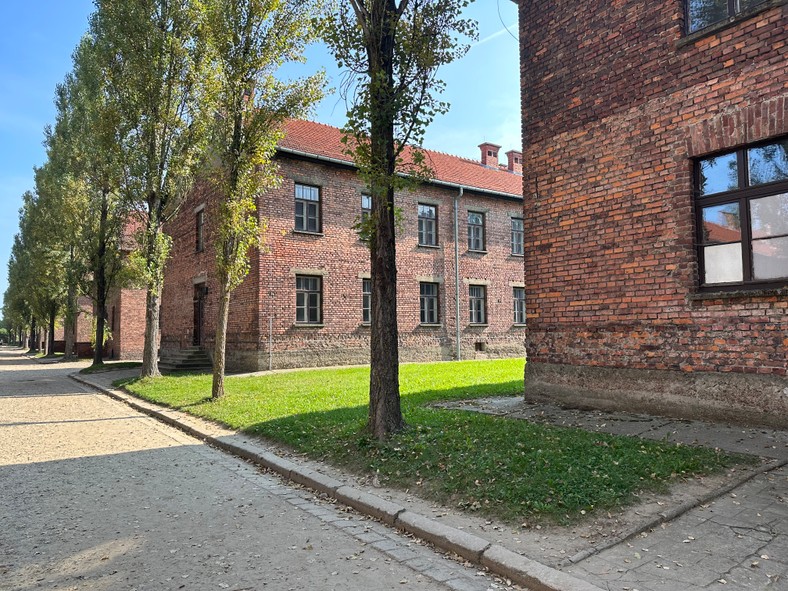 Obóz macierzysty w Oświęcimiu — Auschwitz I. Mieściły się tu: siedziba administracji garnizonowej, centralne biura wydziału politycznego i wydziału zatrudnienia, magazyny zaopatrzenia, warsztaty oraz przedsiębiorstwa SS