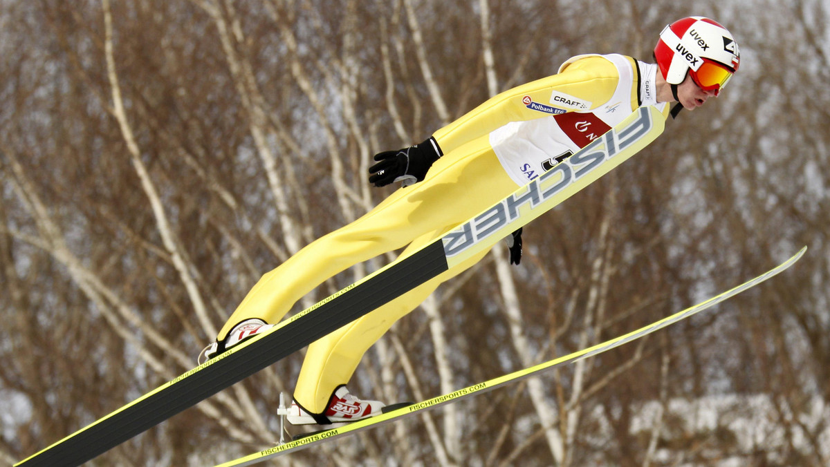 Kamil Stoch zajął drugie miejsce w niedzielnym konkursie PŚ na skoczni Okurayama (HS-134) w Sapporo. Polak prowadził po pierwszej serii, ale w drugiej wyśmienity skok na 137 m oddał Daiki Ito, który zwyciężył w zawodach (Fot. Reuters).