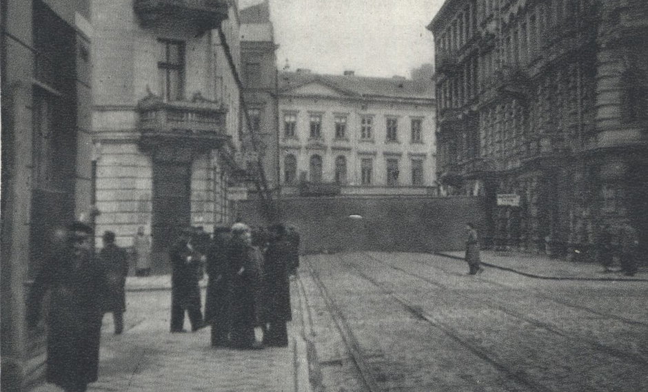 Mur getta warszawskiego, wzniesiony w poprzek ul. Świętokrzyskiej za skrzyżowaniem z ul. Zielną