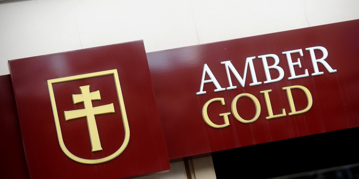 Amber Gold to firma, która miała inwestować w złoto i inne kruszce. Działała od 2009 r., a klientów kusiła wysokim oprocentowaniem inwestycji - od 6 do nawet 16,5 proc.