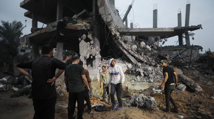 Izraeli légitámadásban megsemmisült épület romjai a Gázai övezet középső részén fekvő Deir el-Balahban. /Fotó:MTI/EPA/Mohamed Szaber